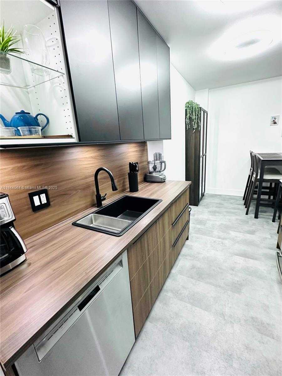 Small Image of 4400 HILLCREST DR #805A, Hollywood Number 3