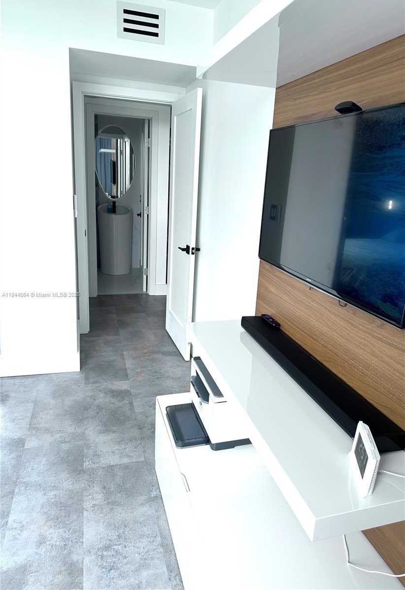 Small Image of 4400 HILLCREST DR #805A, Hollywood Number 39