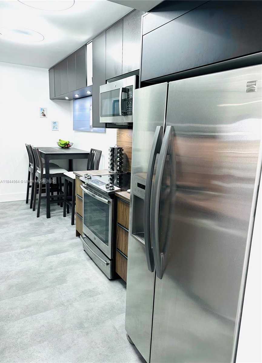 Small Image of 4400 HILLCREST DR #805A, Hollywood Number 4