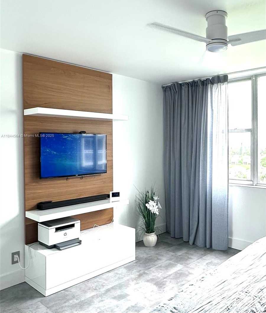 Small Image of 4400 HILLCREST DR #805A, Hollywood Number 42