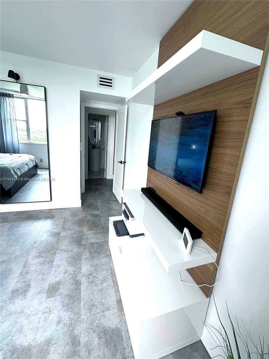 Small Image of 4400 HILLCREST DR #805A, Hollywood Number 43