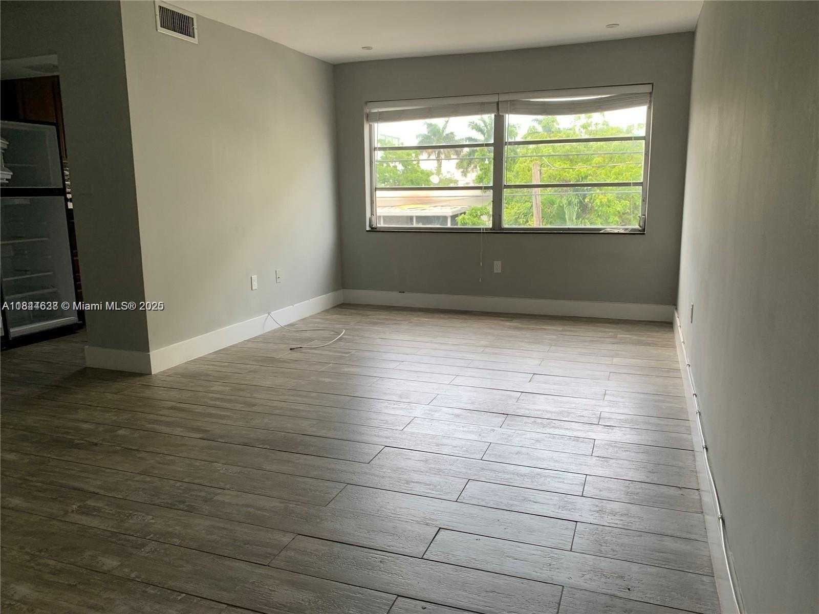 Small Image of 221 MERIDIAN AVE #309, Miami Beach Number 2
