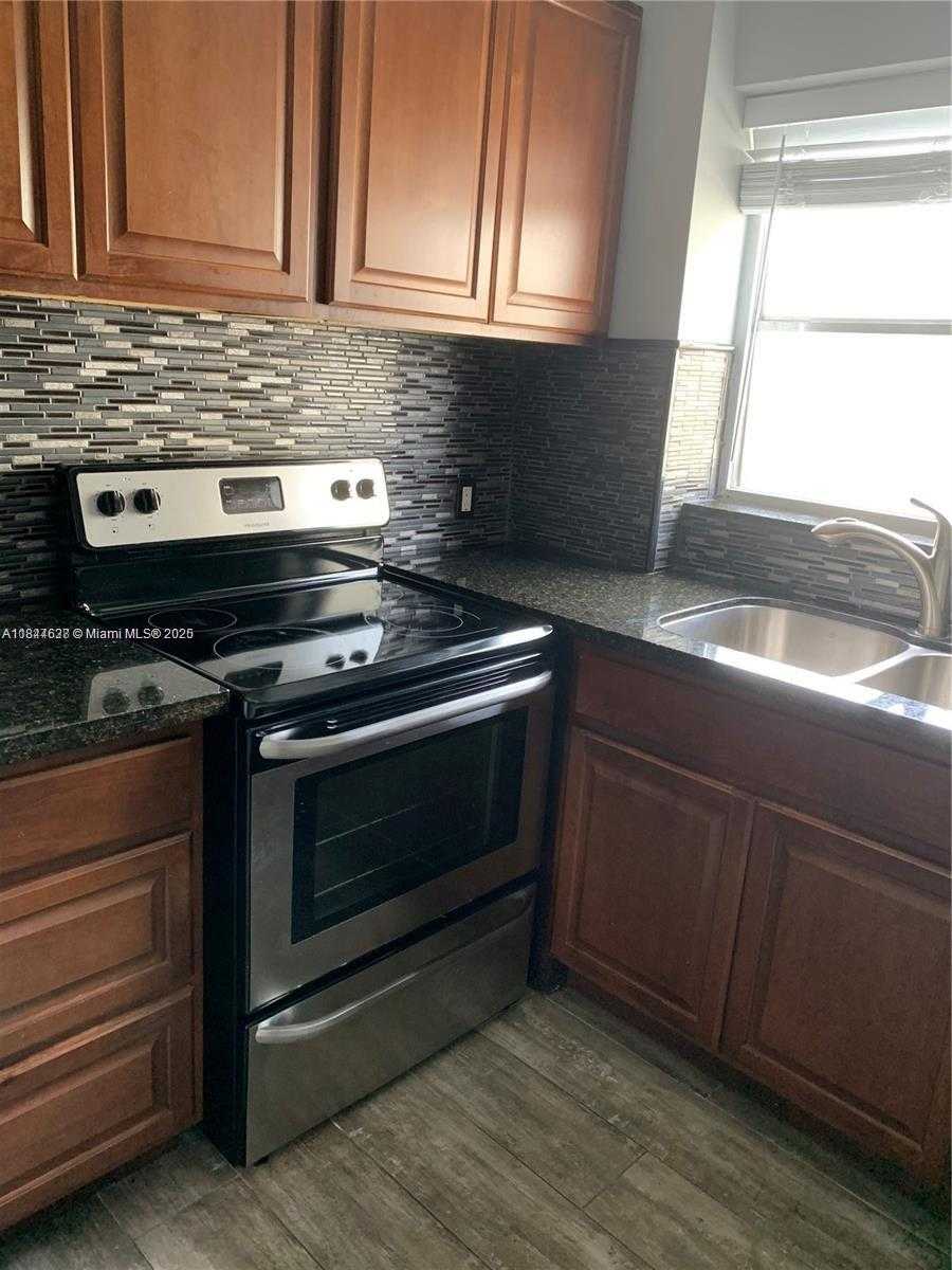Small Image of 221 MERIDIAN AVE #309, Miami Beach Number 3