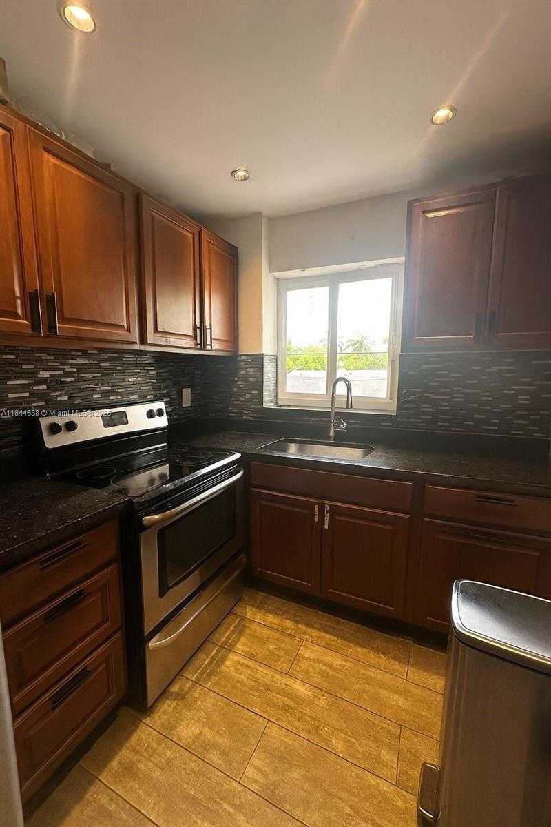 Small Image of 221 MERIDIAN AVE #309, Miami Beach Number 4