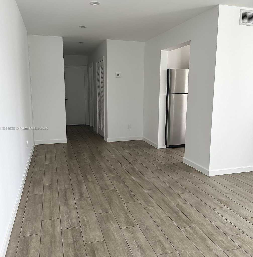 Small Image of 221 MERIDIAN AVE #309, Miami Beach Number 5