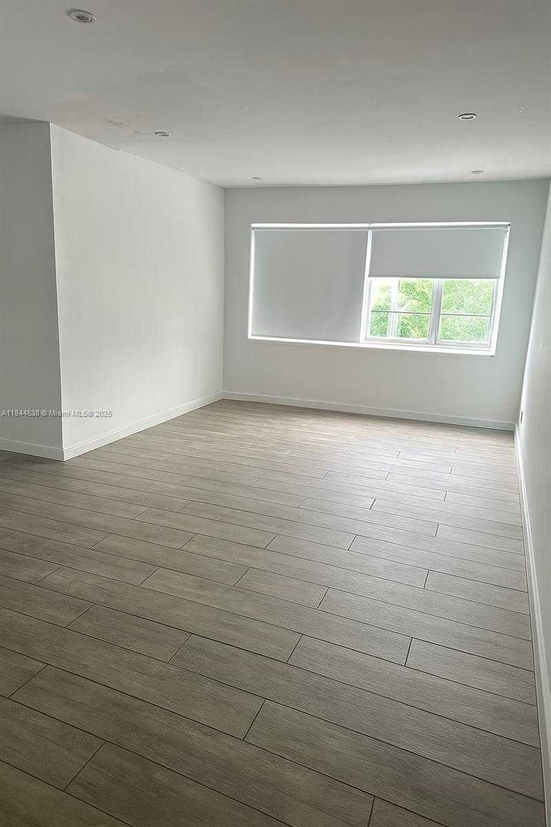 Small Image of 221 MERIDIAN AVE #309, Miami Beach Number 6