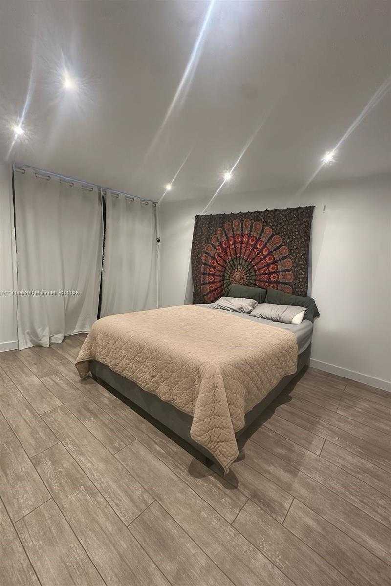 Small Image of 221 MERIDIAN AVE #309, Miami Beach Number 8