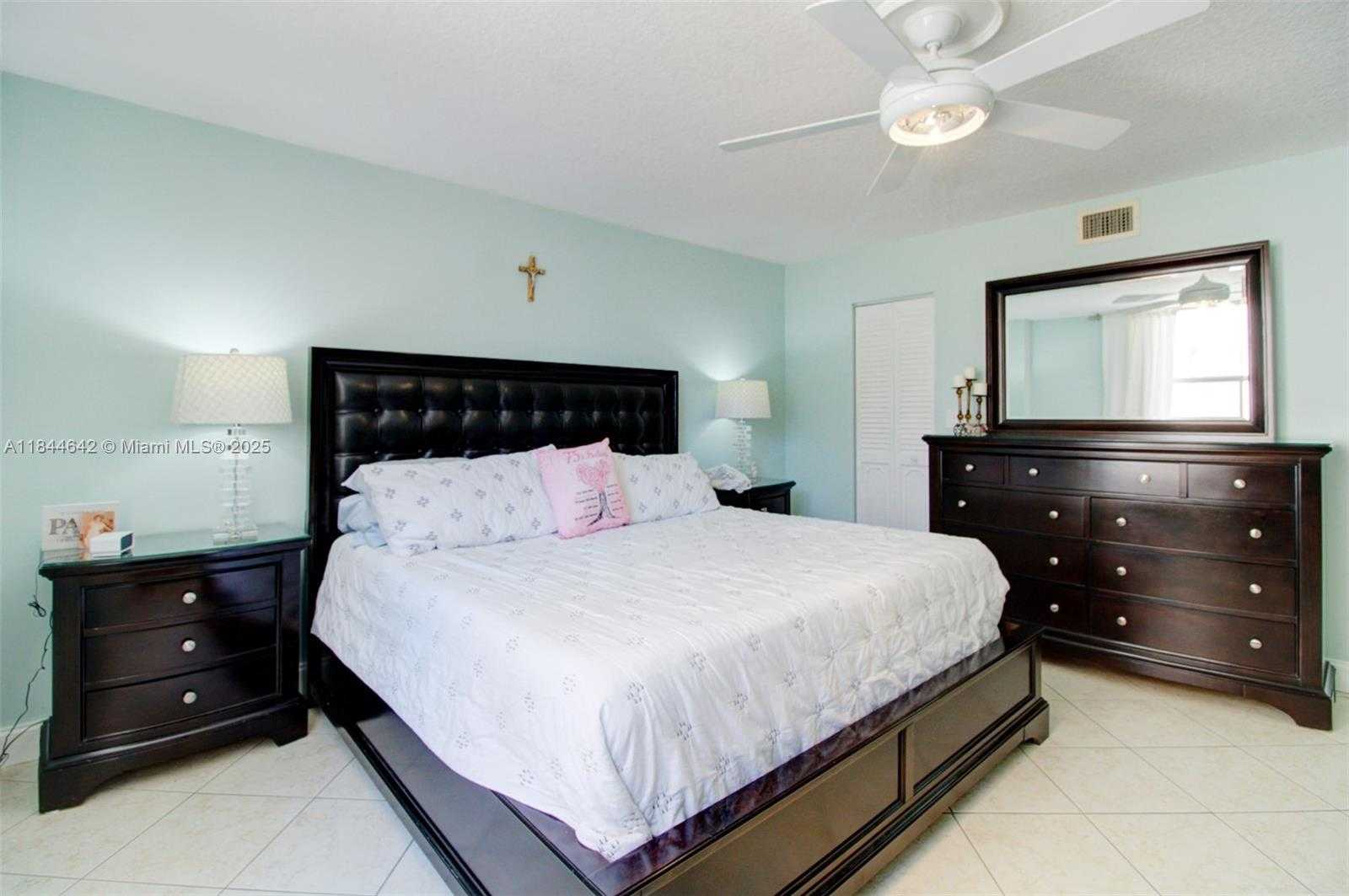 Small Image of 1865 SOUTH OCEAN DR #4H, Hallandale Beach Number 3