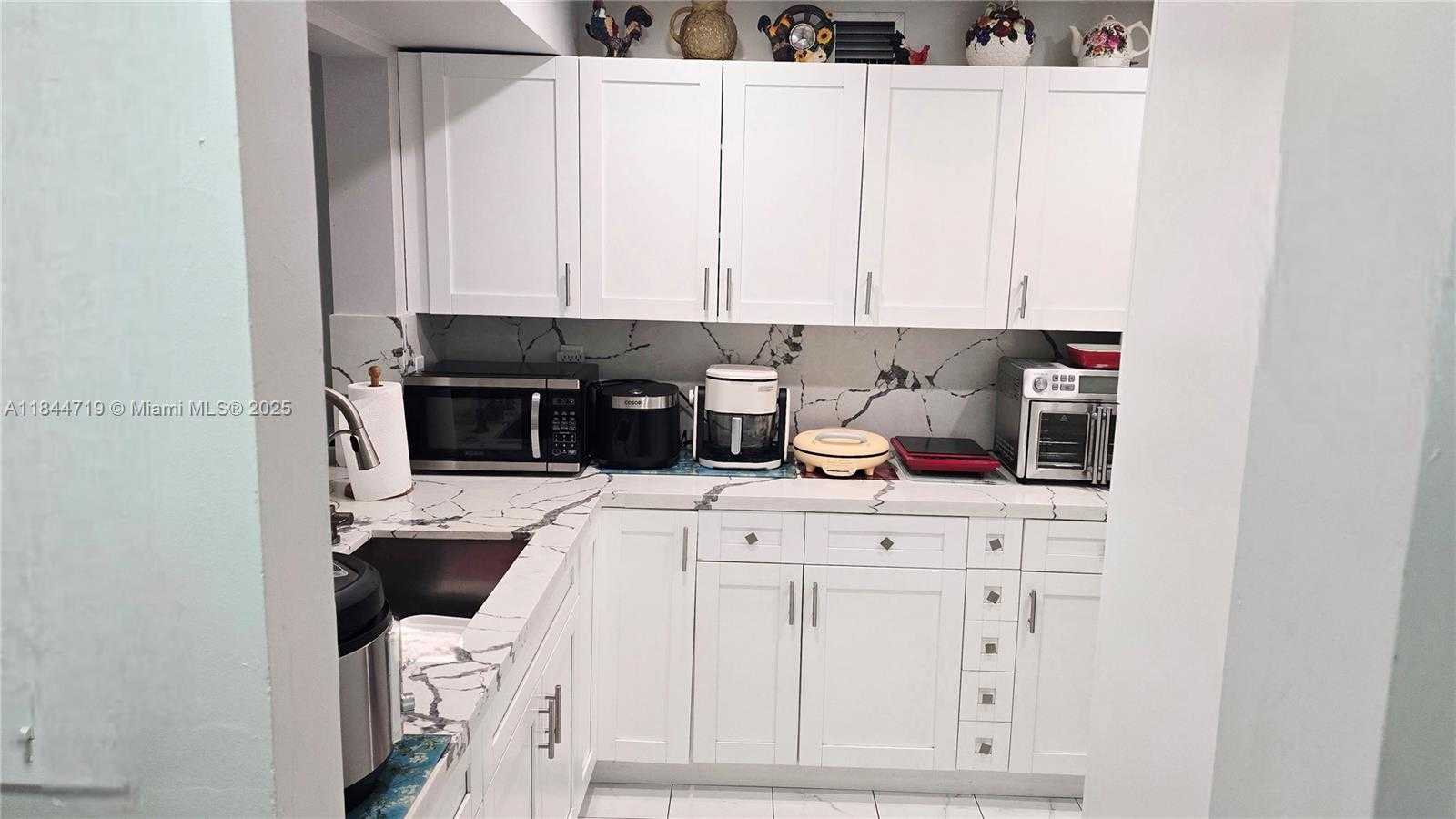 Small Image of 1 ALHAMBRA CIR #501, Coral Gables Number 17