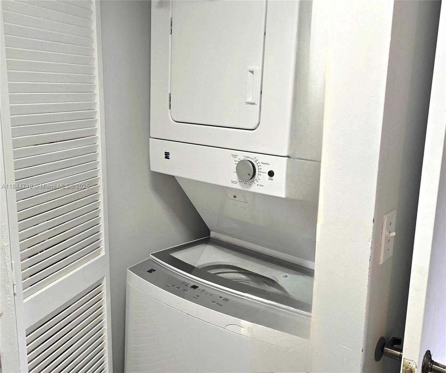 Small Image of 1 ALHAMBRA CIR #501, Coral Gables Number 23