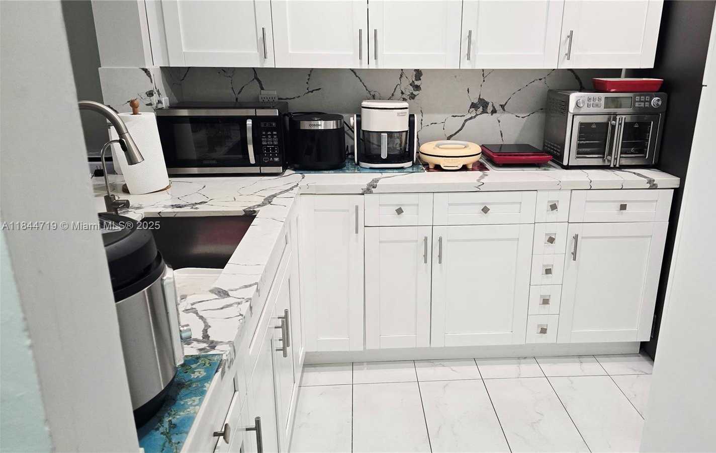Small Image of 1 ALHAMBRA CIR #501, Coral Gables Number 4