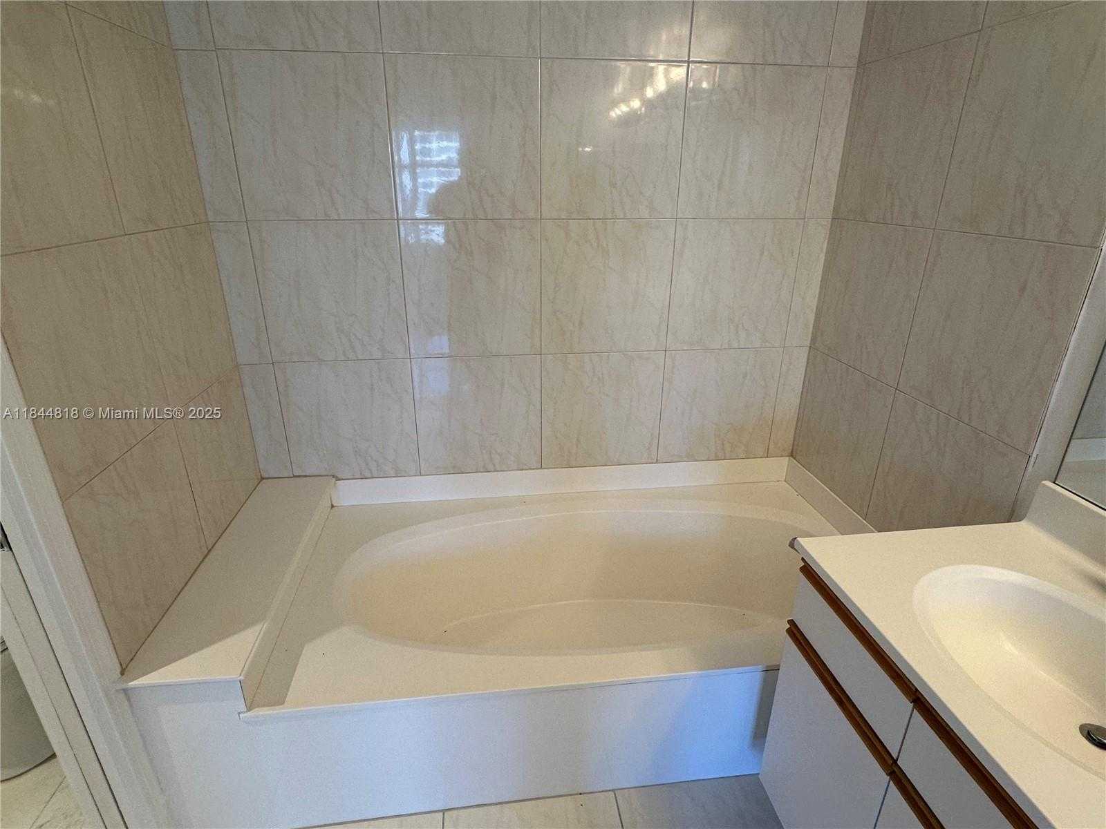 Small Image of 3530 MYSTIC POINTE DR #1213, Aventura Number 15