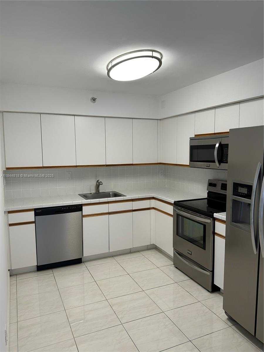 Small Image of 3530 MYSTIC POINTE DR #1213, Aventura Number 4