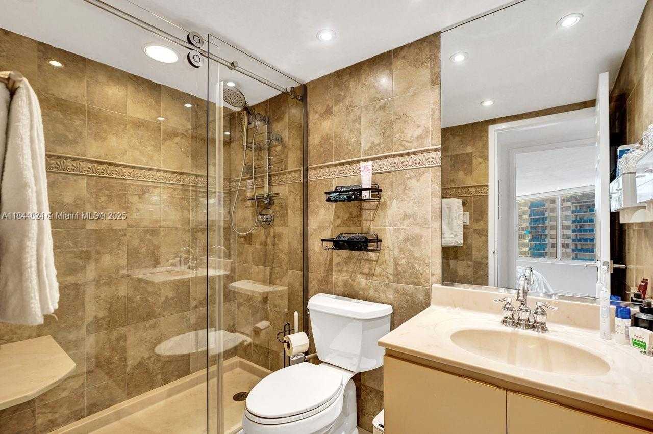 Small Image of 5401 COLLINS AVE #334, Miami Beach Number 15