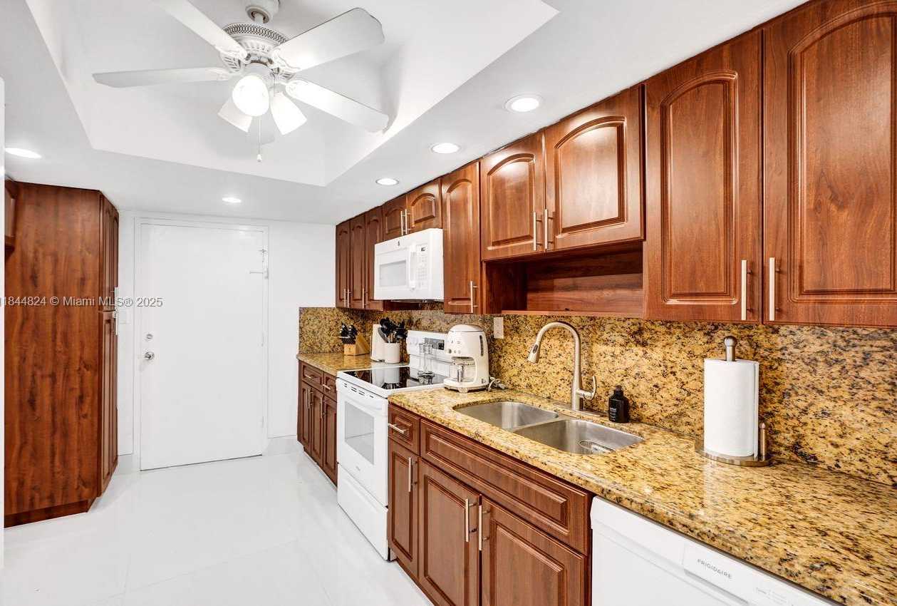 Small Image of 5401 COLLINS AVE #334, Miami Beach Number 3