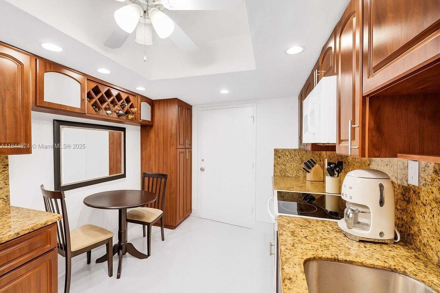 Small Image of 5401 COLLINS AVE #334, Miami Beach Number 4