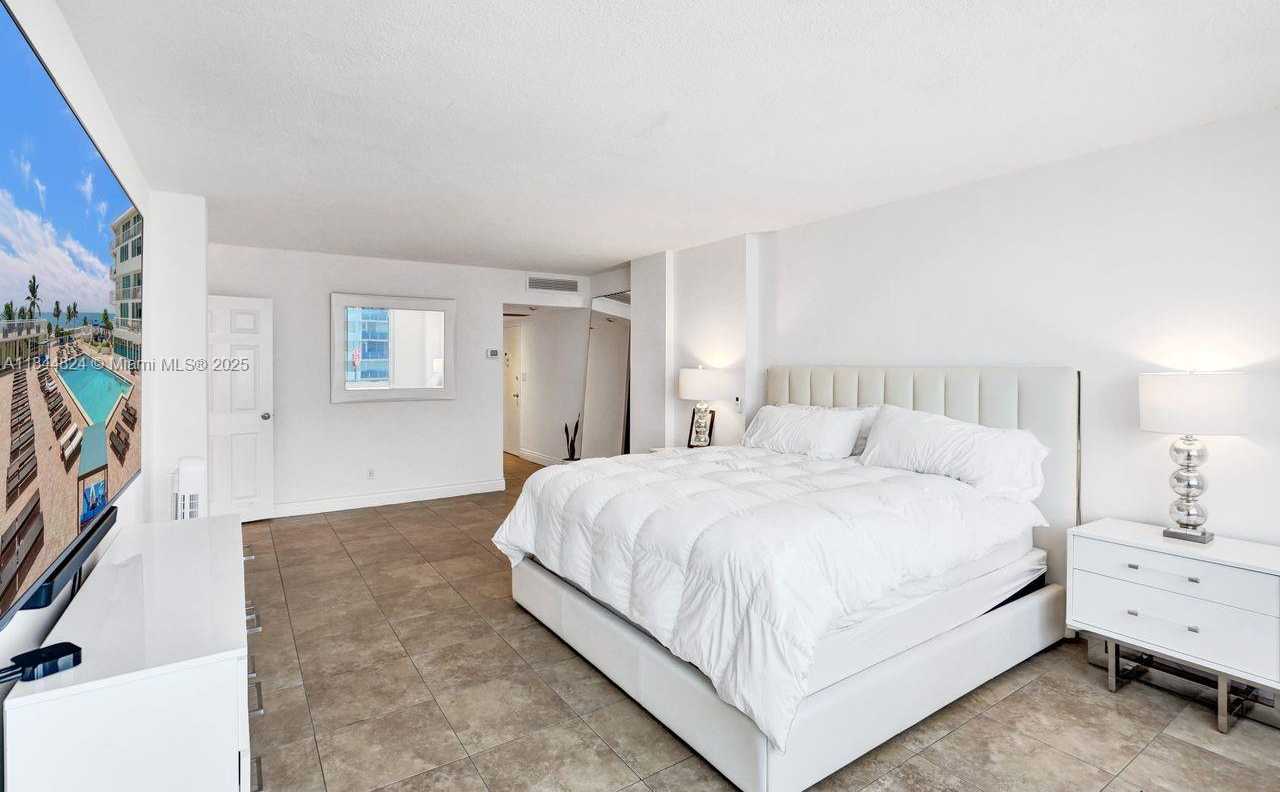 Small Image of 5401 COLLINS AVE #334, Miami Beach Number 6