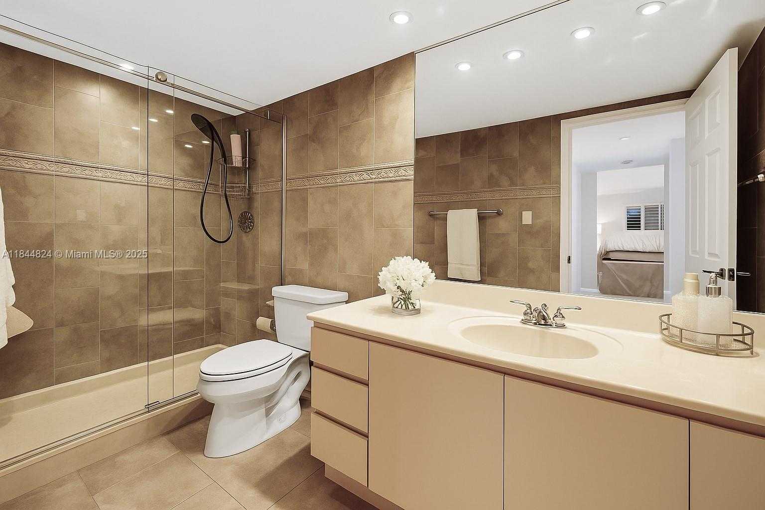 Small Image of 5401 COLLINS AVE #334, Miami Beach Number 7