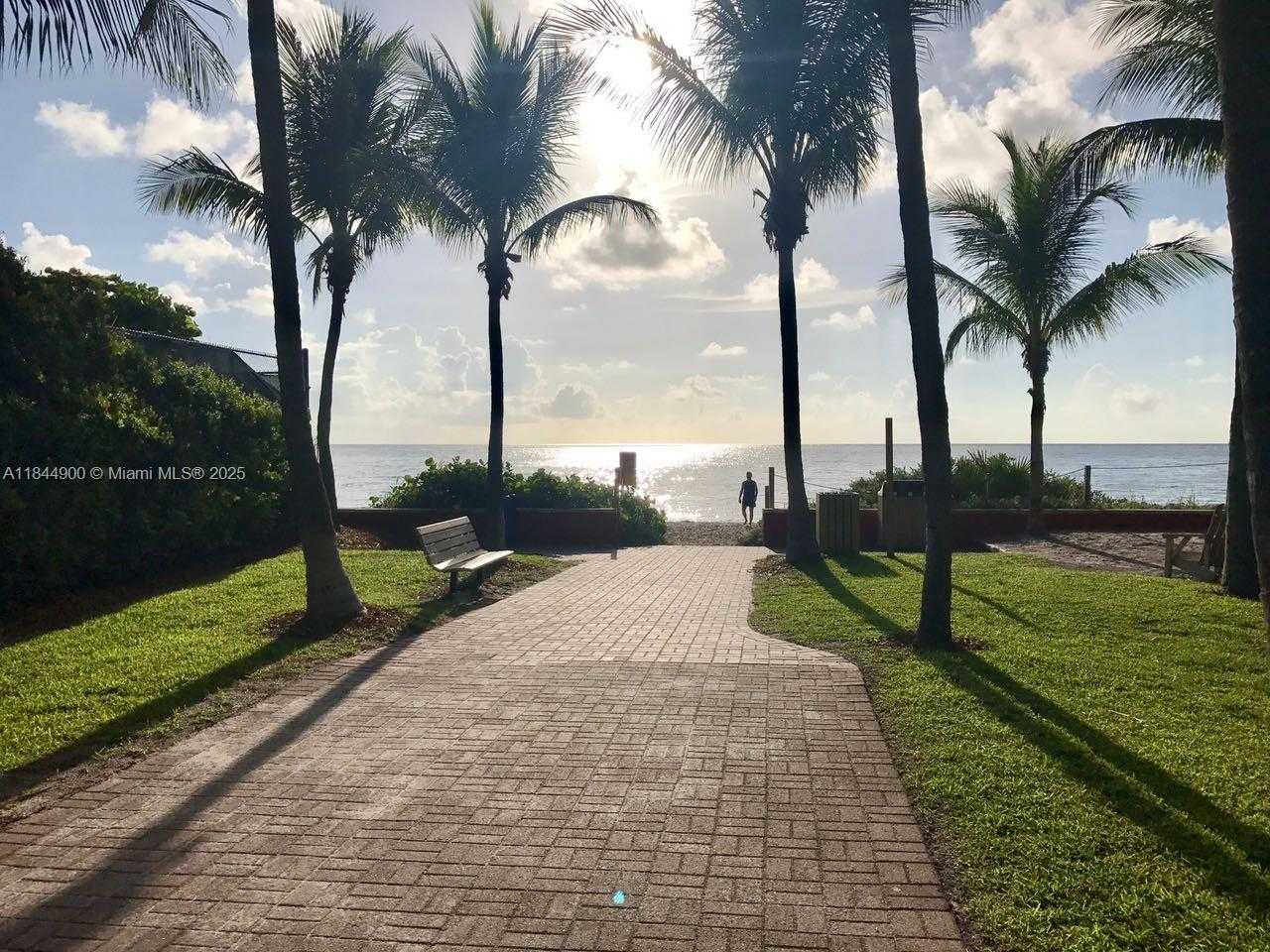 Small Image of 100 SUNRISE DR #27, Key Biscayne Number 22