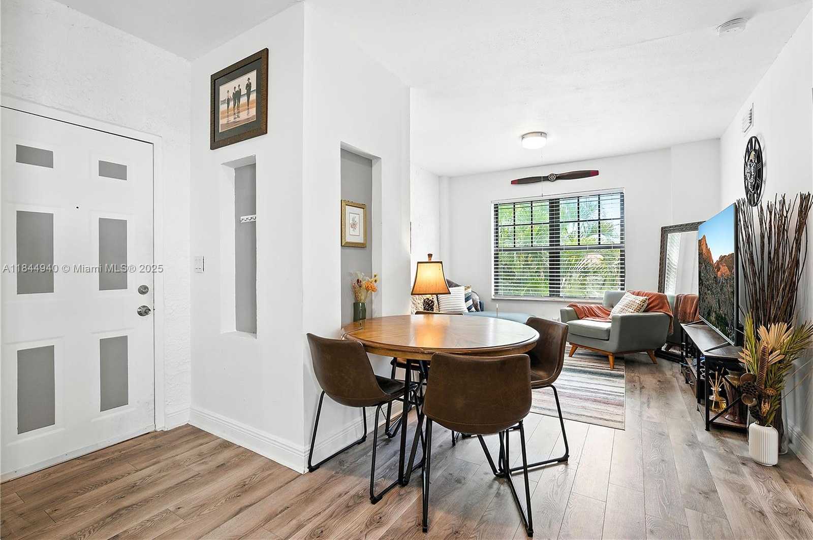 Small Image of 934 MICHIGAN AVE #209, Miami Beach Number 1