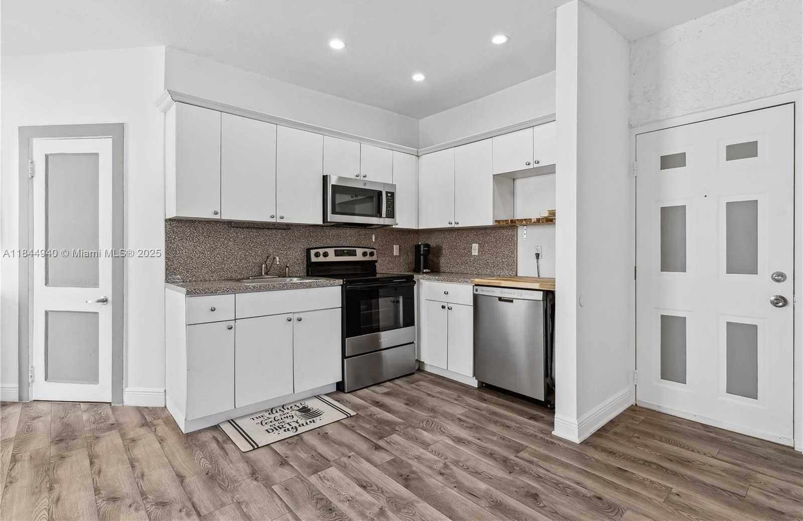 Small Image of 934 MICHIGAN AVE #209, Miami Beach Number 12