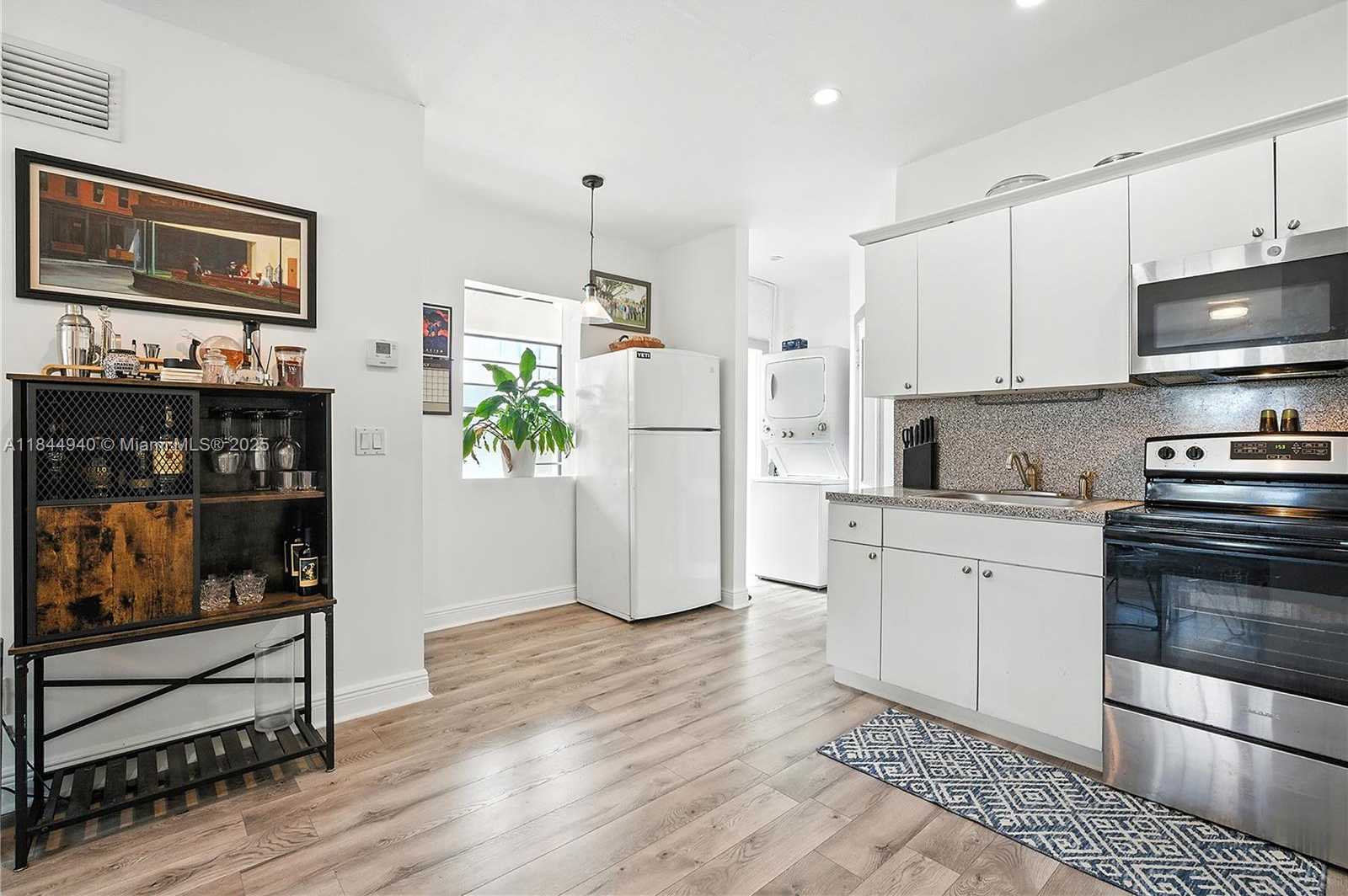 Small Image of 934 MICHIGAN AVE #209, Miami Beach Number 2