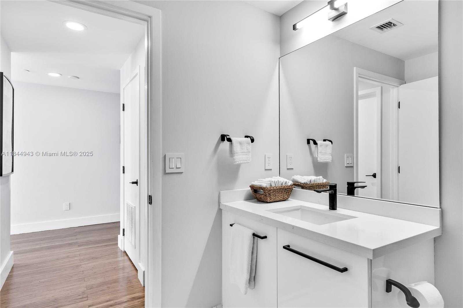 Small Image of 888 BISCAYNE BOULEVARD #812, Miami Number 24