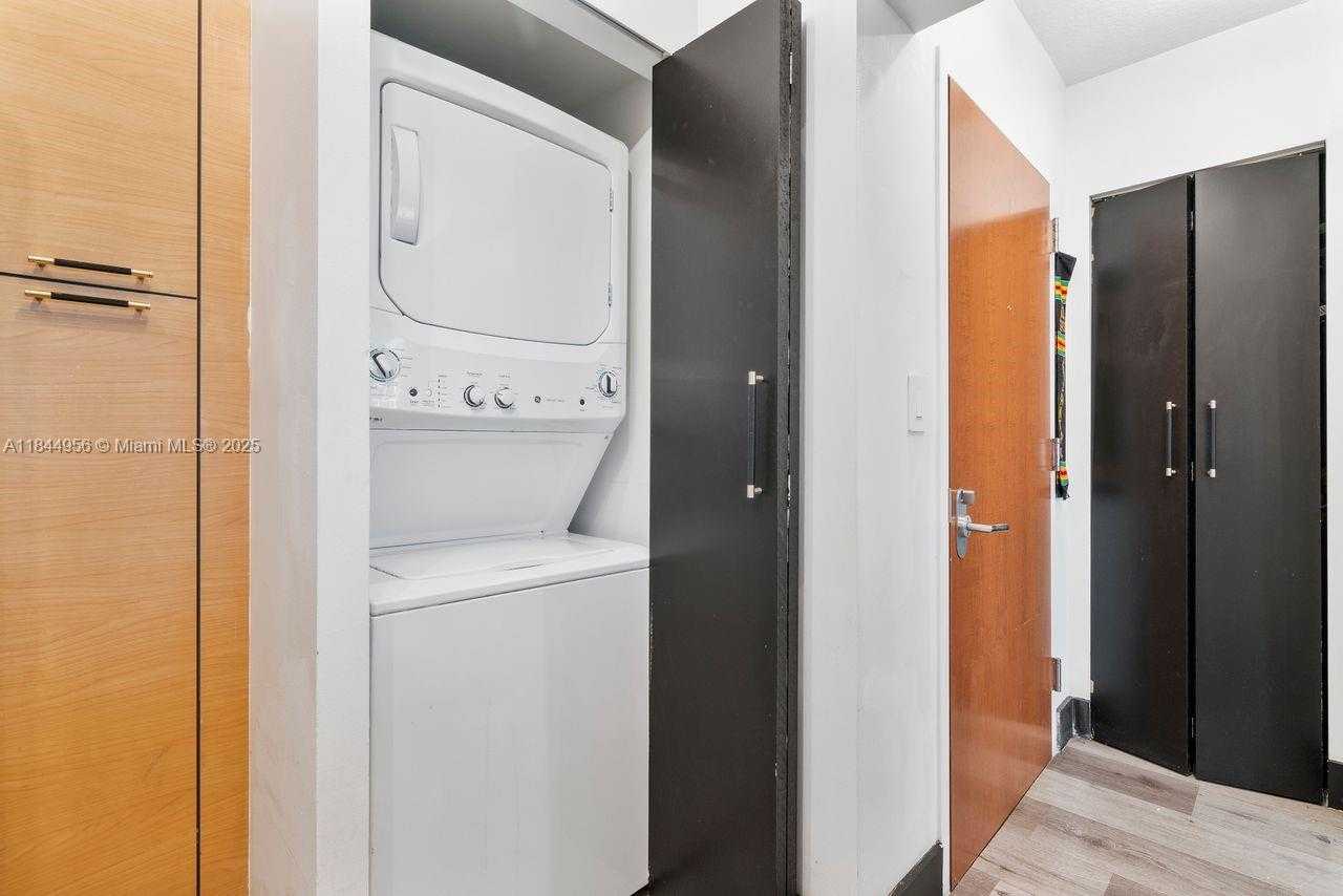 Small Image of 31 SOUTH EAST 5TH ST #2911, Miami Number 23