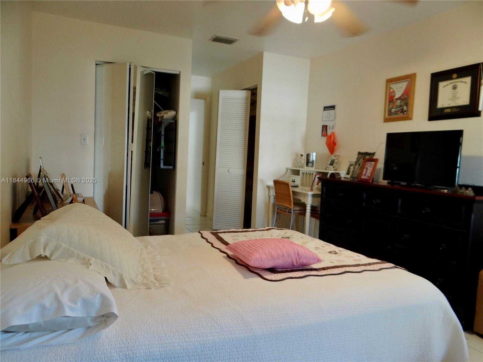 Small Image of 3500 MAGELLAN CIR #714, Aventura Number 23