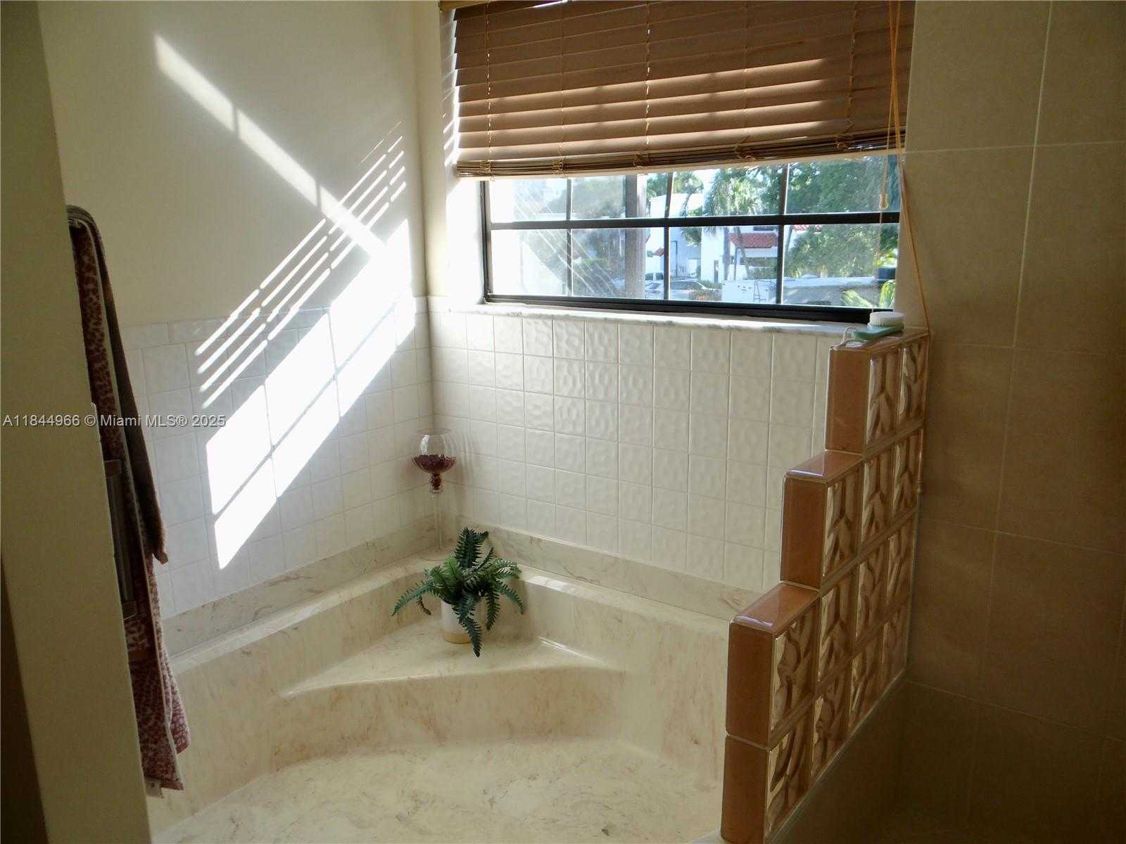 Small Image of 3500 MAGELLAN CIR #714, Aventura Number 39
