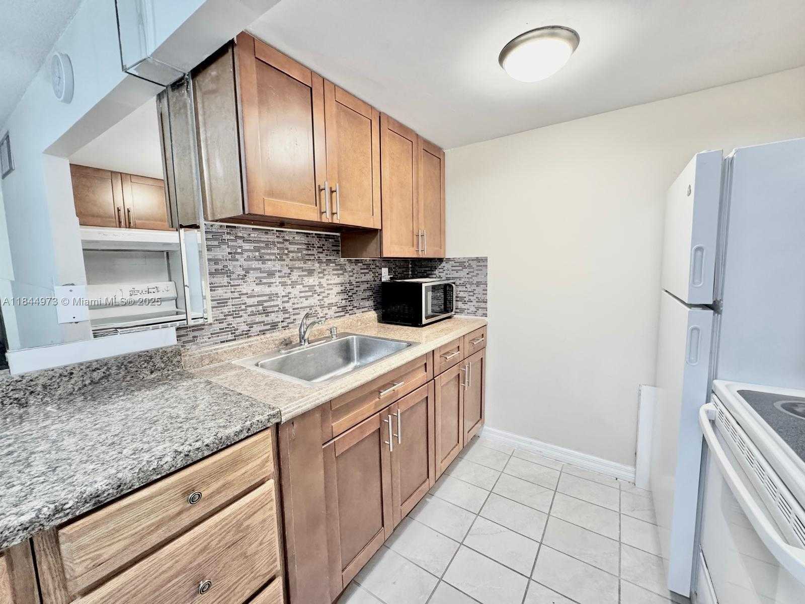 Small Image of 2145 PIERCE ST #122, Hollywood Number 2