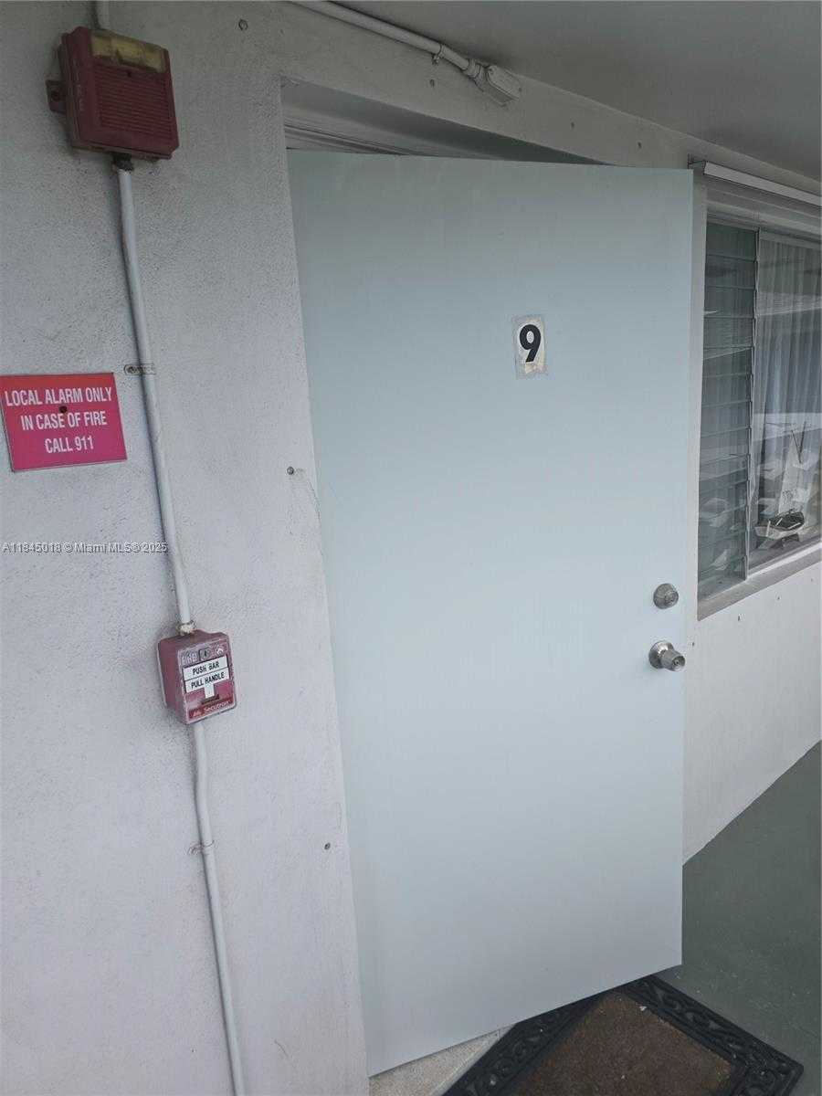 Small Image of 3847 SOUTH CIR DR #9, Hollywood Number 2