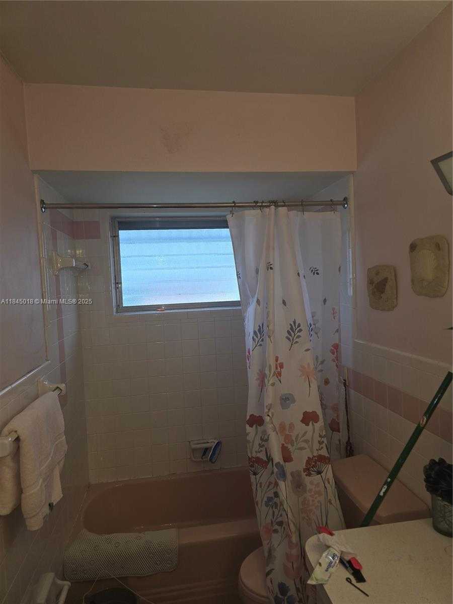 Small Image of 3847 SOUTH CIR DR #9, Hollywood Number 4