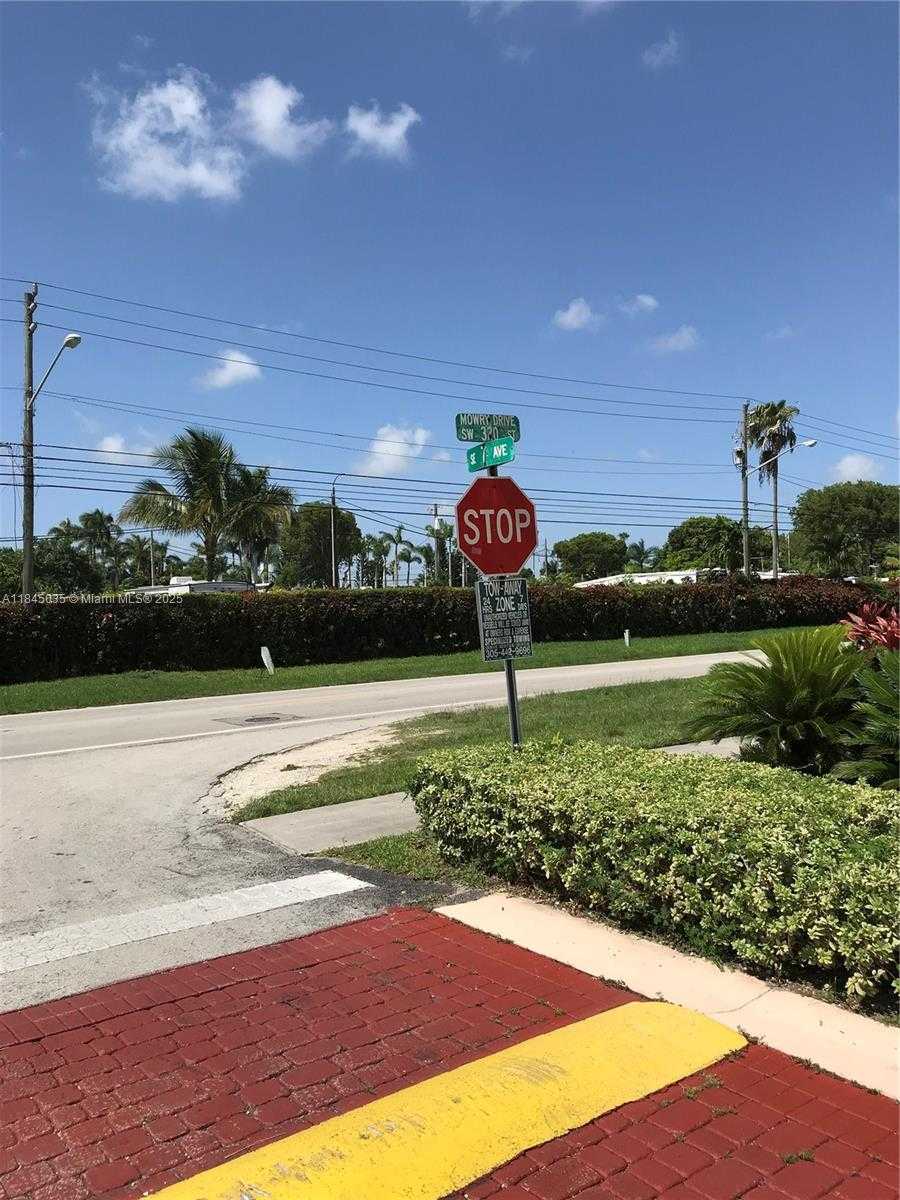 Small Image of 170 SOUTH EAST 6TH RD, Homestead Number 3