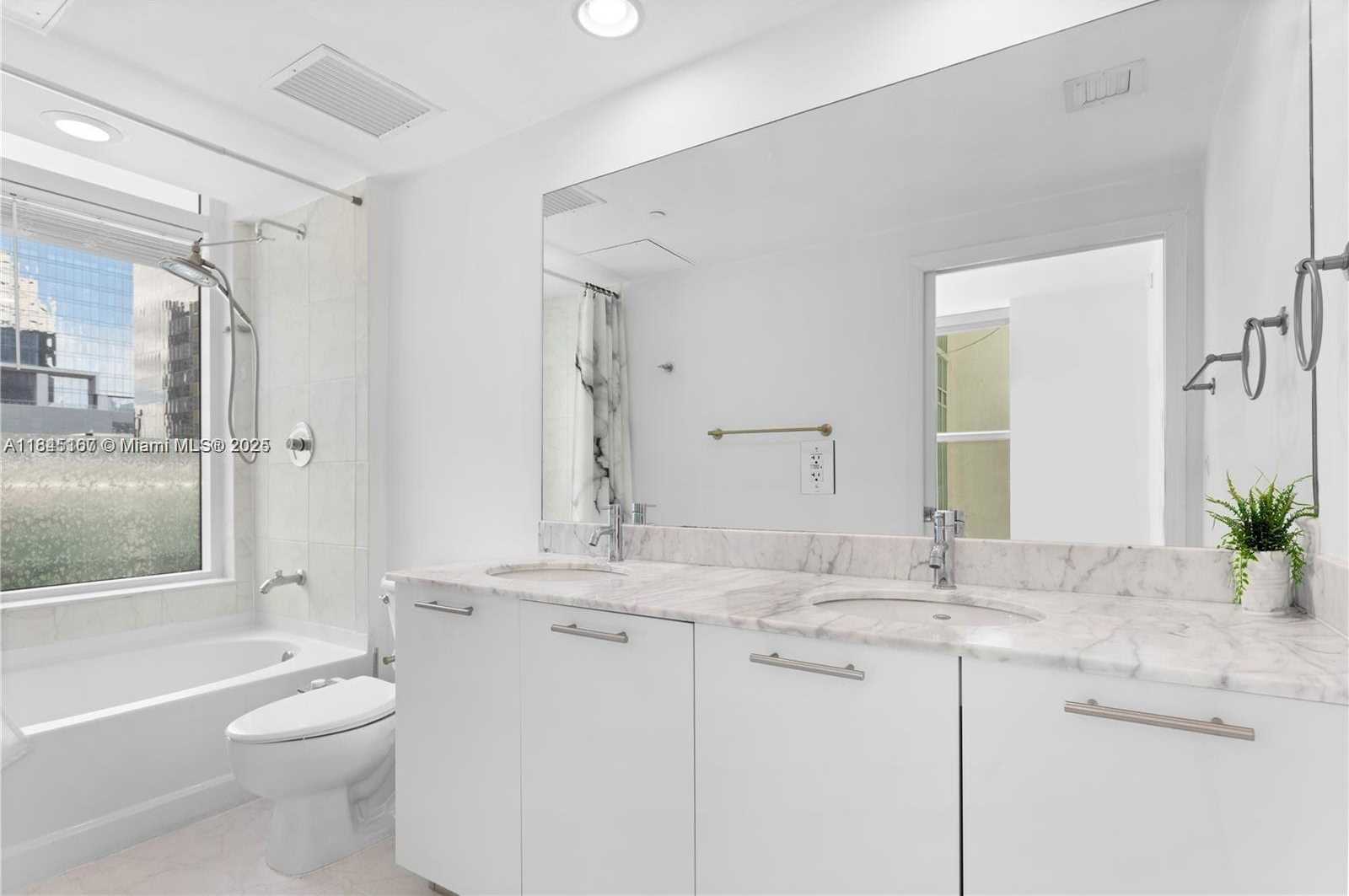 Small Image of 950 BRICKELL BAY DR #501, Miami Number 10