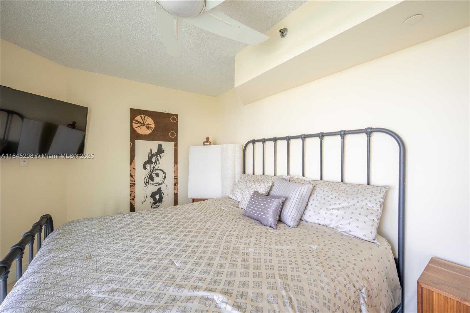 Small Image of 5900 COLLINS AVE #1701, Miami Beach Number 24
