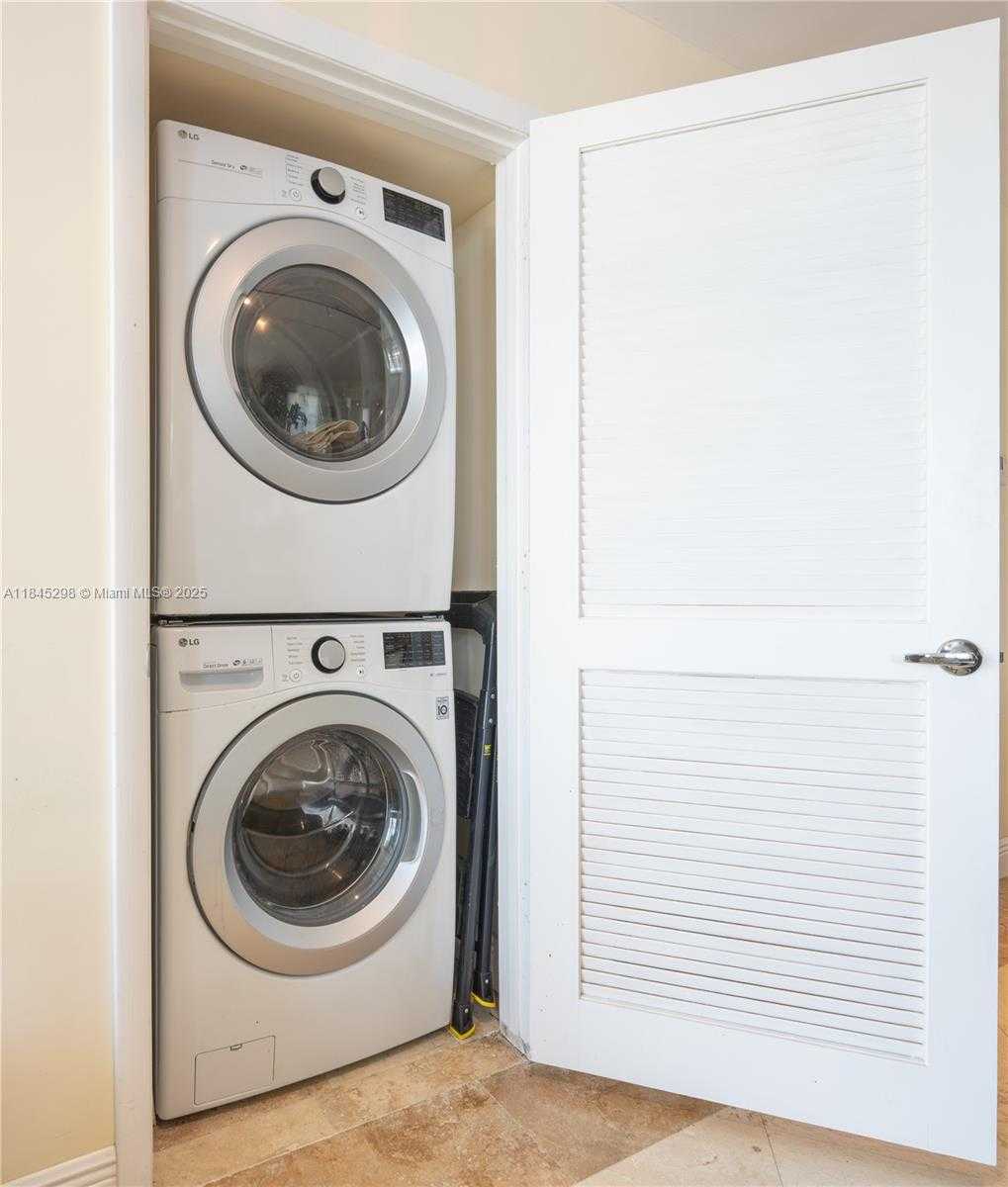 Small Image of 5900 COLLINS AVE #1701, Miami Beach Number 39