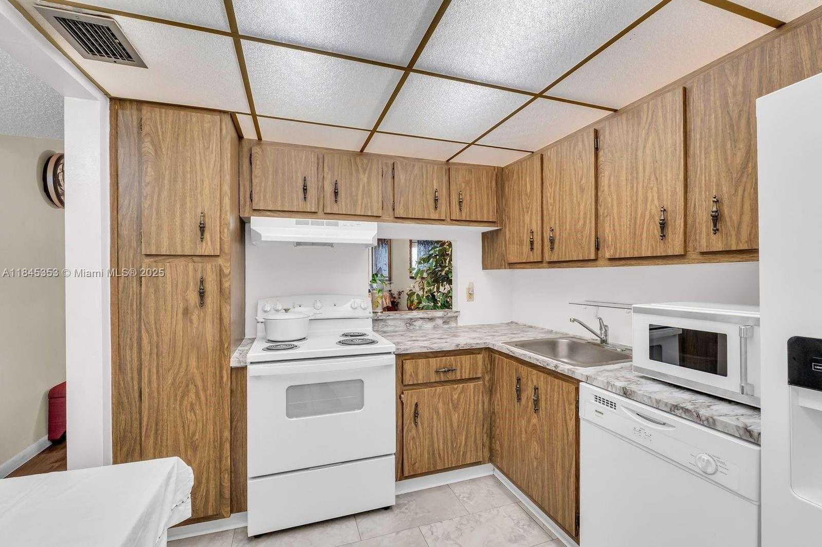 Small Image of 3080 HOLIDAY SPRINGS BLVD #207, Margate Number 5