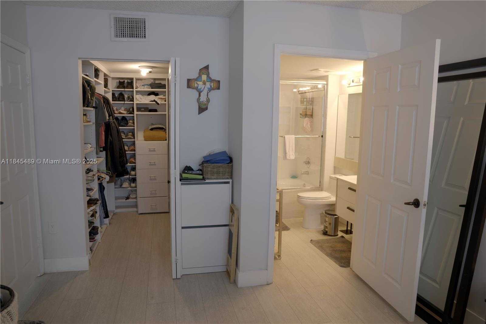 Small Image of 1155 BRICKELL BAY DR #902, Miami Number 13