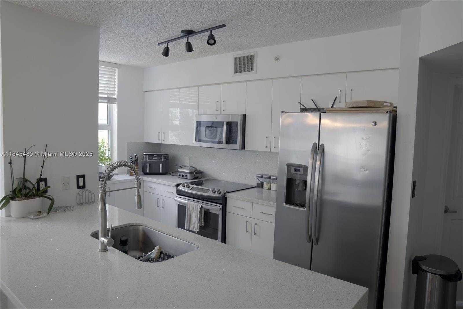 Small Image of 1155 BRICKELL BAY DR #902, Miami Number 19