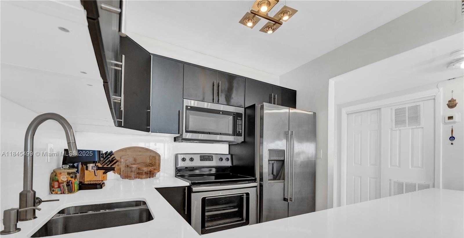 Small Image of 1455 NORTH TREASURE DR #PH-G, North Bay Village Number 4