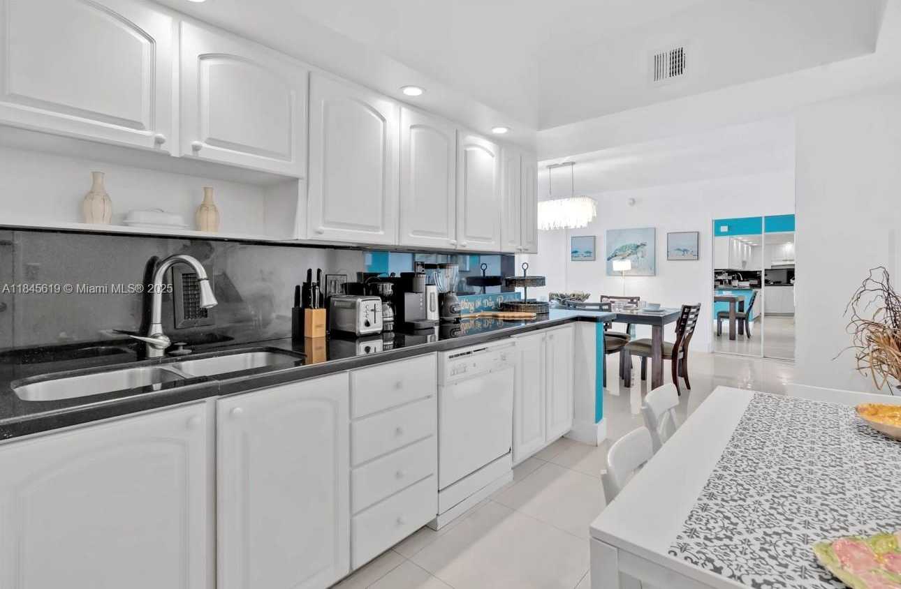 Small Image of 4001 SOUTH OCEAN DR #7B, Hollywood Number 3