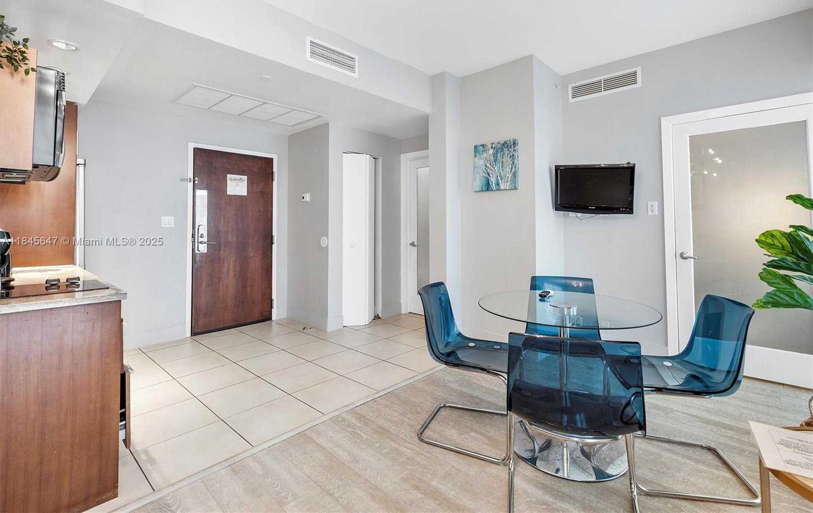 Small Image of 1060 OCEAN DR #D303, Miami Beach Number 11