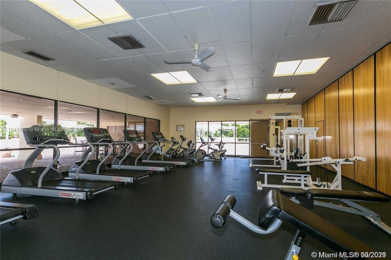 Small Image of 20335 E Country Club Dr, Aventura, FL 33180, USA Number 5
