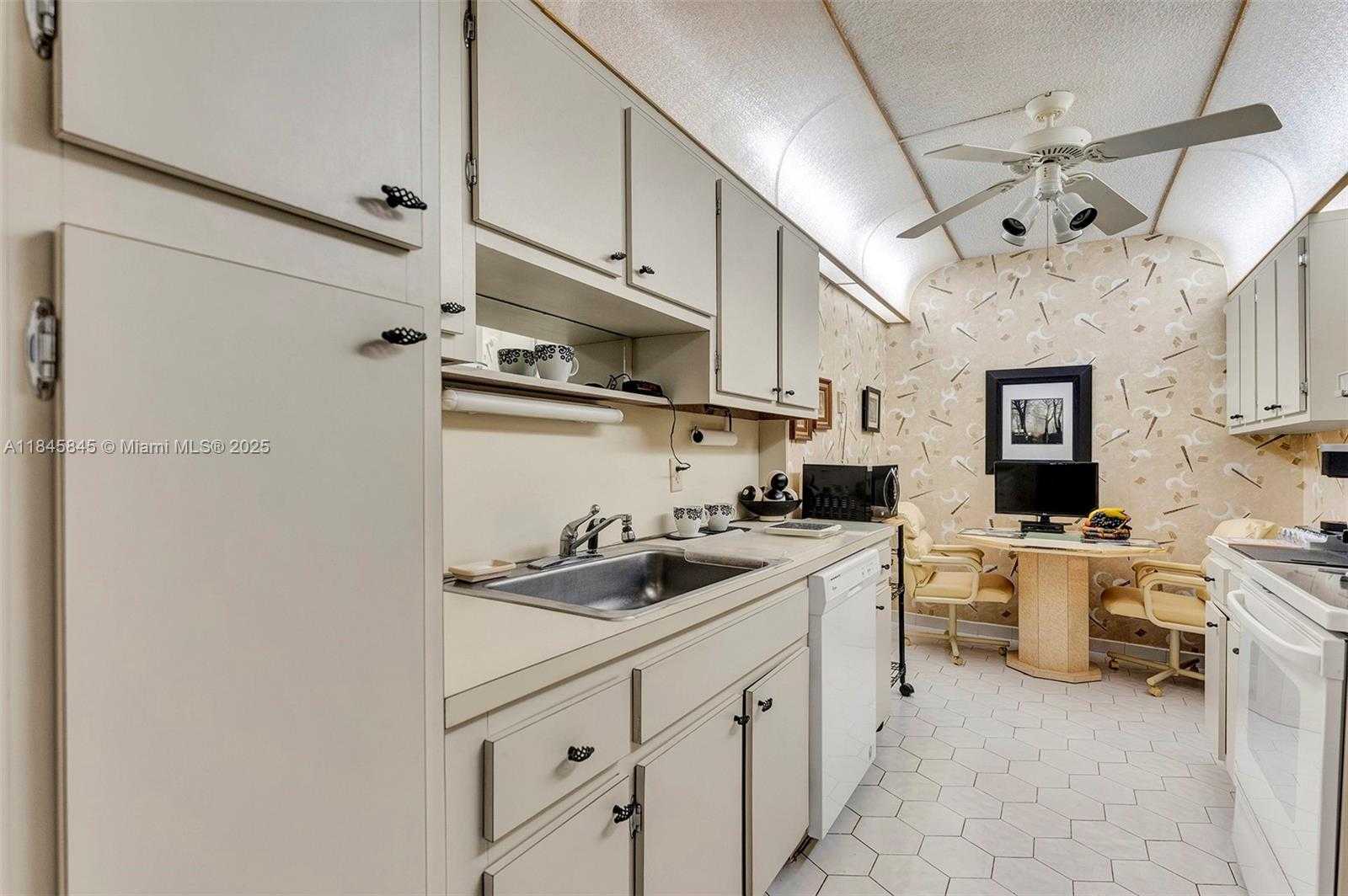 Small Image of 3850 WASHINGTON ST #1114, Hollywood Number 10