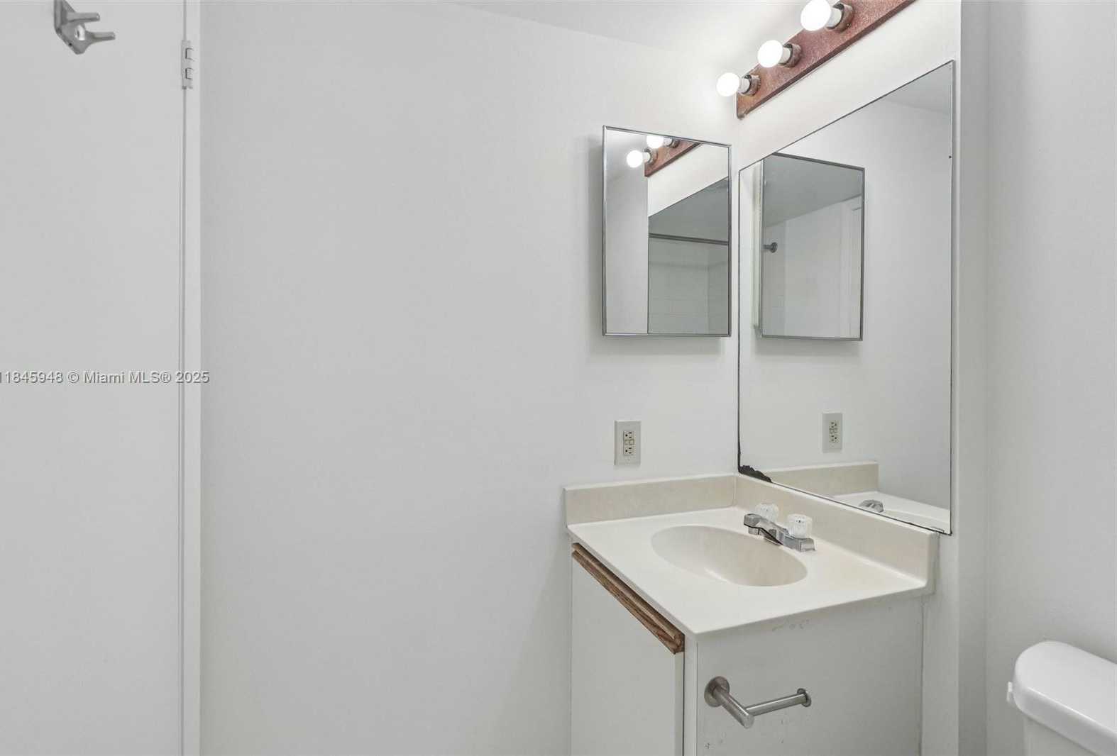 Small Image of 540 BRICKELL KEY DR #730, Miami Number 33
