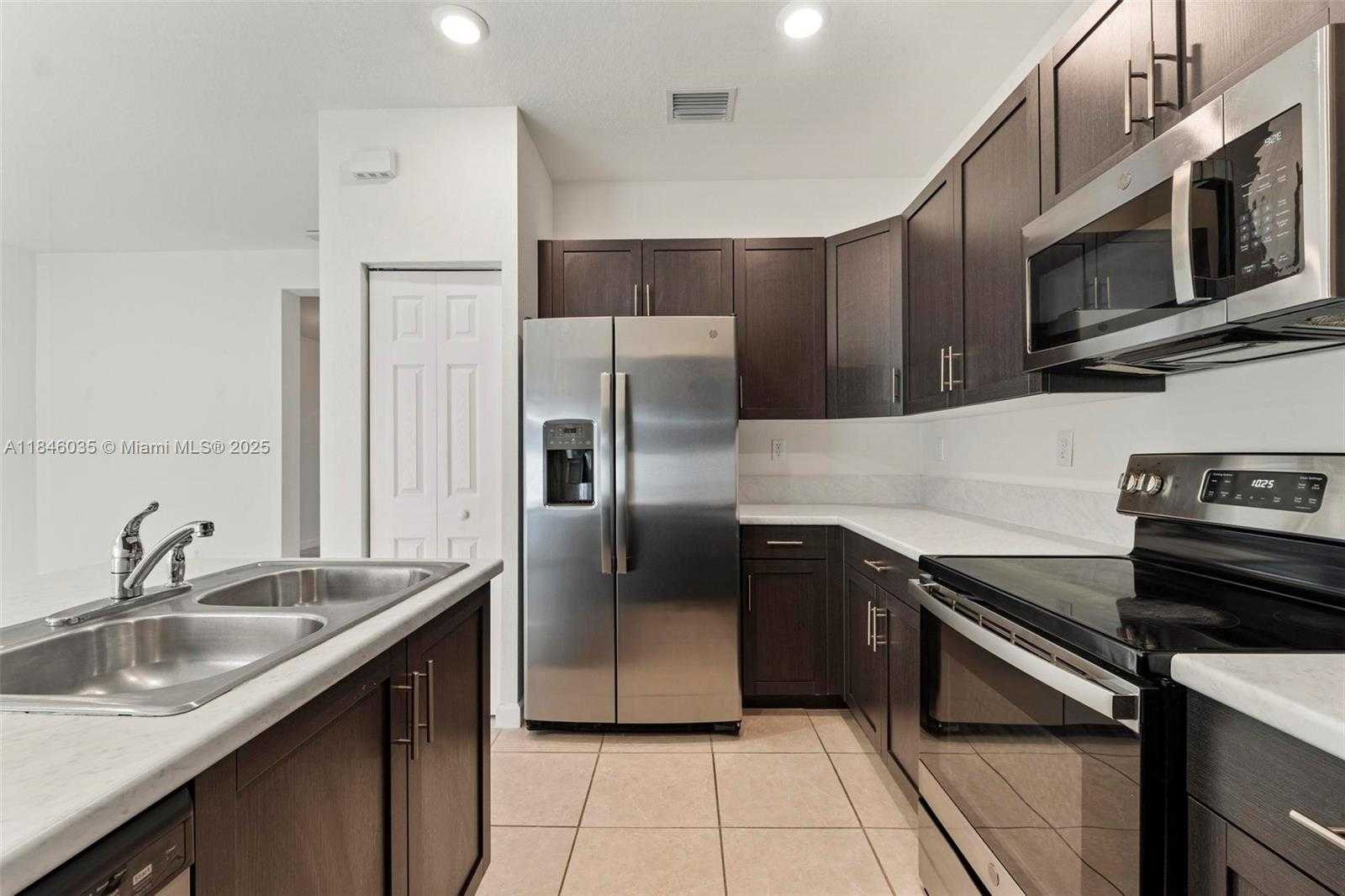 Small Image of 10861 WEST 32ND LN #10861, Hialeah Number 15