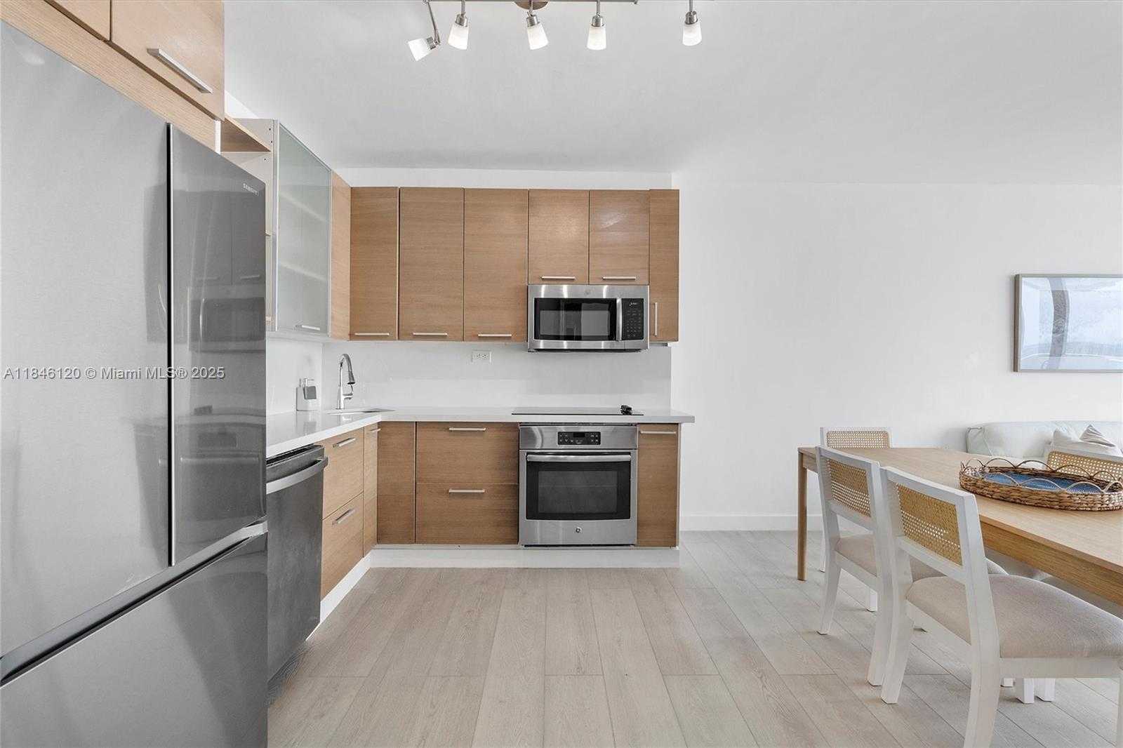 Small Image of 5601 COLLINS AVE #1003, Miami Beach Number 10