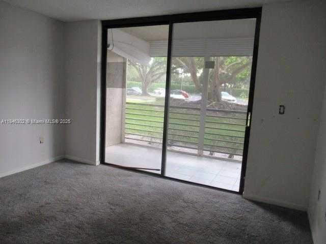 Small Image of 900 COLONY POINT CIR #106, Pembroke Pines Number 11