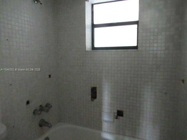 Small Image of 900 COLONY POINT CIR #106, Pembroke Pines Number 13